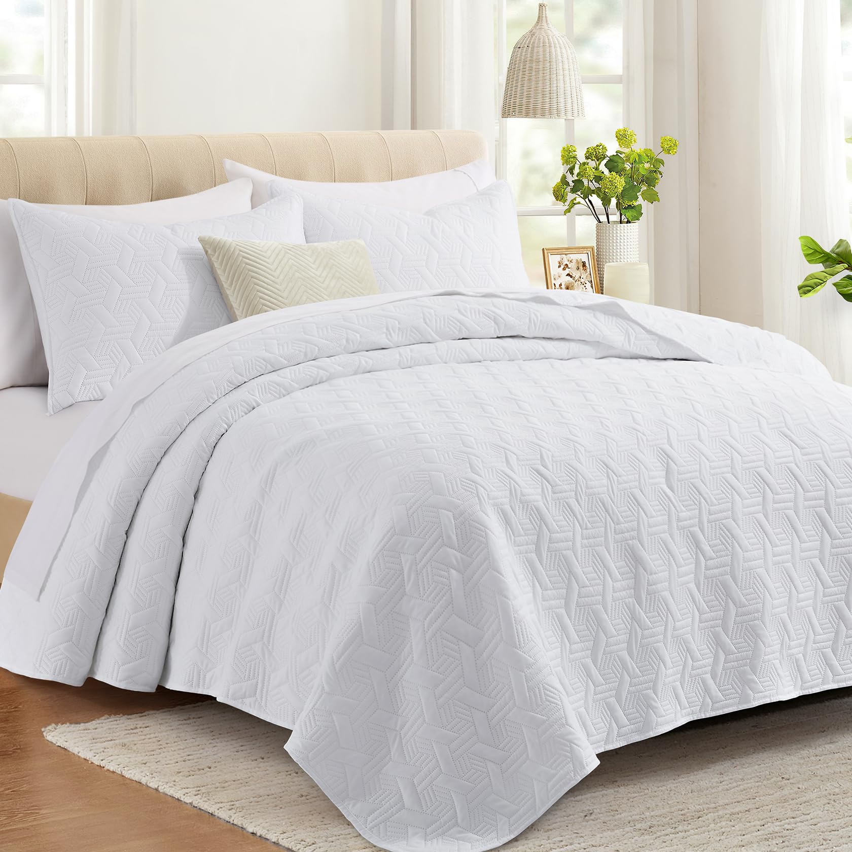 Lavsiry White King Size Quilt Bedding Set with Pillow Shams, Summer Lightweight Bedspread Coverlet, 